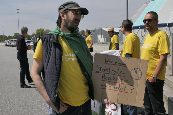 Demonstrant mit Plakat: "Wer nimmt Stadtrats-Beschlüsse noch ernst?"